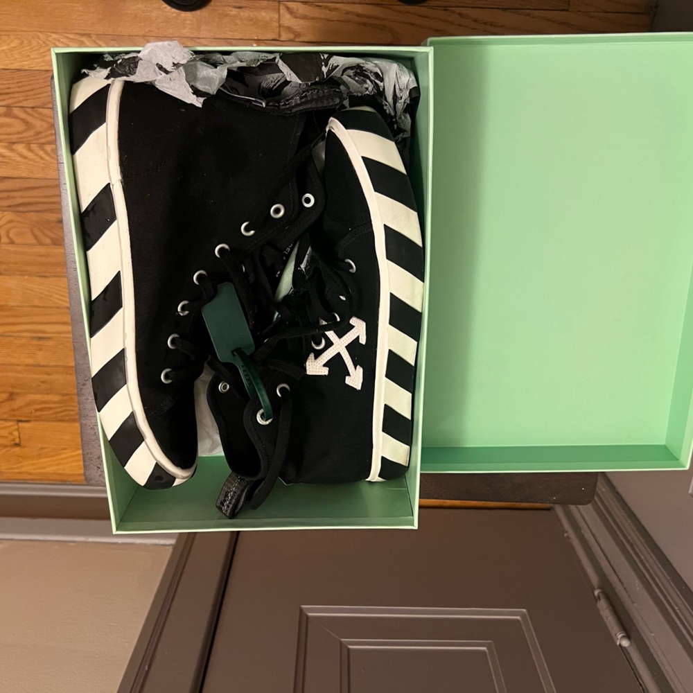 Authentic off white canvas size 11